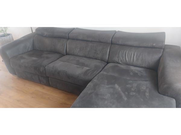 Bruine bank met voetensteun en hocker