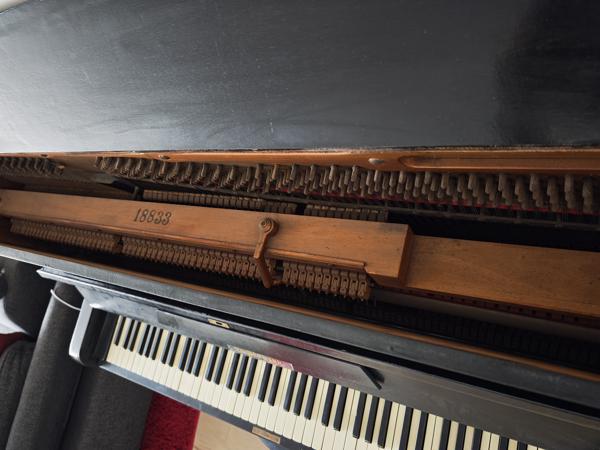Zwart gelakte piano