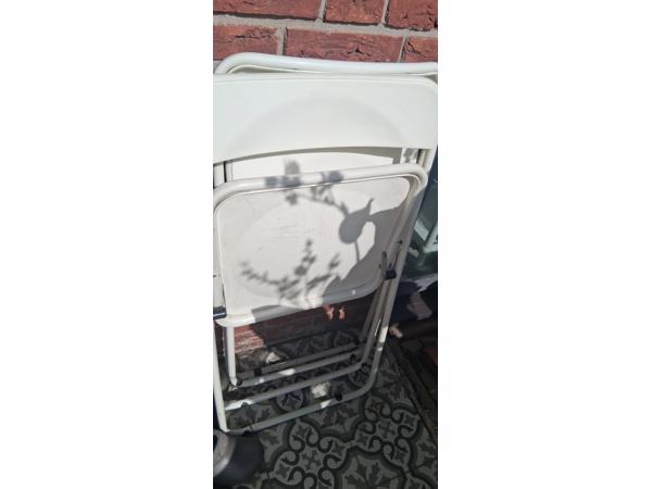 Gratis op te halen opklapbare stoelen 2x en krantenbak