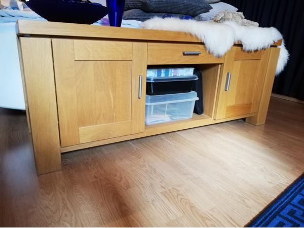 TV Meubel met bijbehorende salontafel en bijzet tafeltje. licht eiken