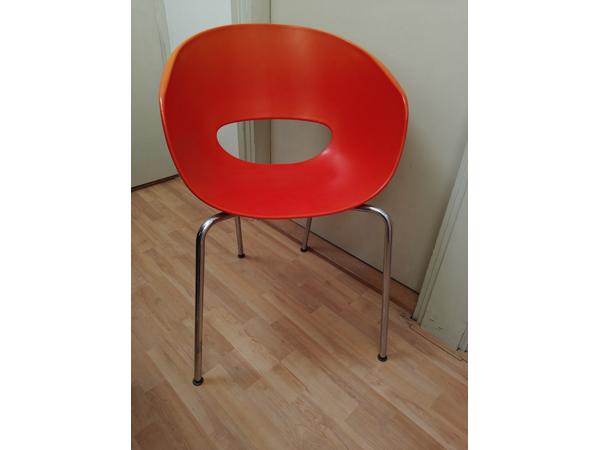Zes oranje stoelen - kunststof en chroom - stapelbaar