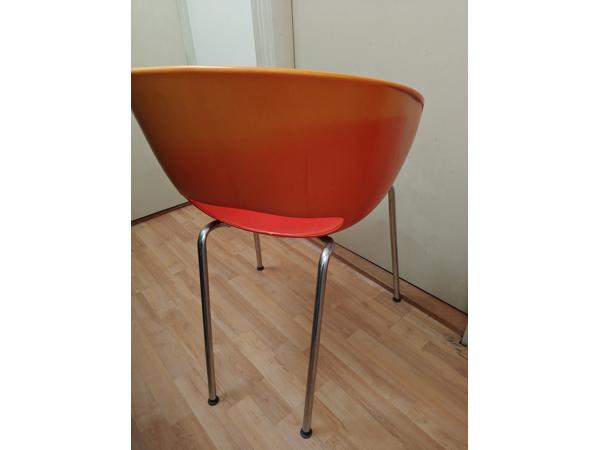 Zes oranje stoelen - kunststof en chroom - stapelbaar