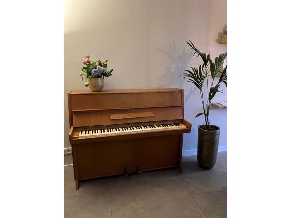 Piano uit de jaren 80