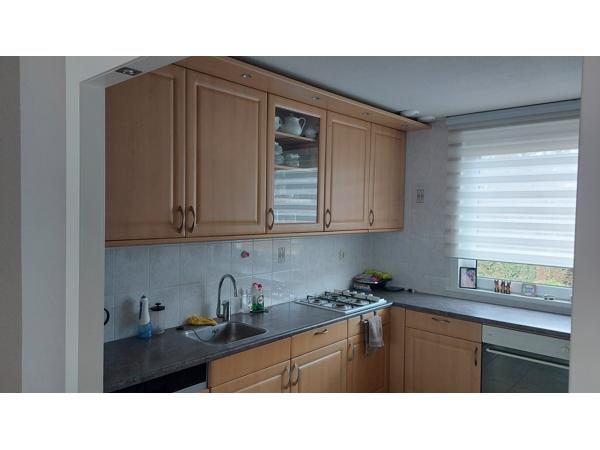 Keuken met oven, gasfornuis en afzuiger