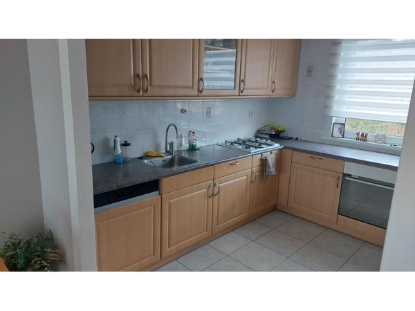 Keuken met oven, gasfornuis en afzuiger