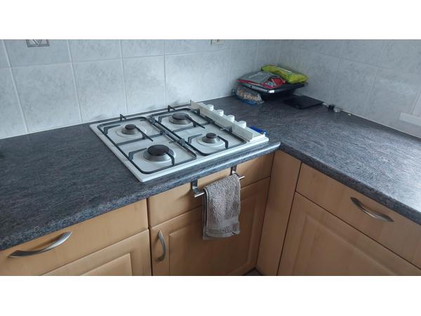 Keuken met oven, gasfornuis en afzuiger
