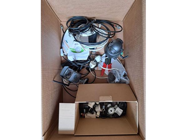 Doos met Elektriciteit- en elektronica spul