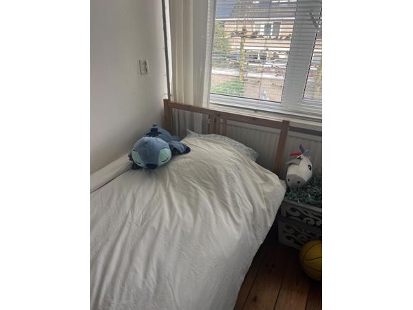 Eénpersoonsbed met lattenbodem en matras