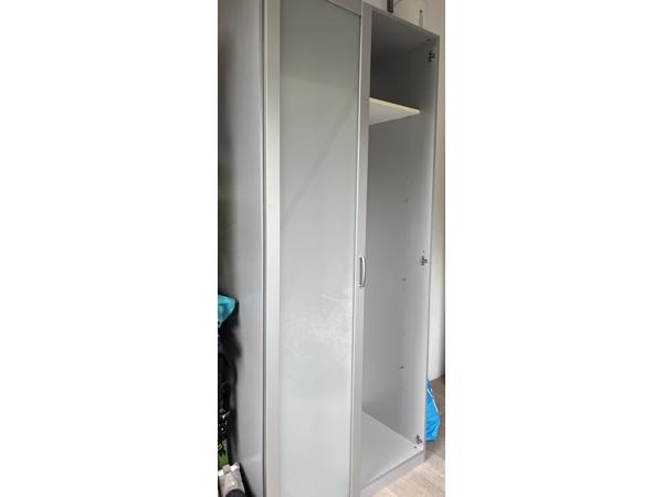 tweedeurs hang-/legkast met matglazen deuren . gedemonteerd. 220x100x60