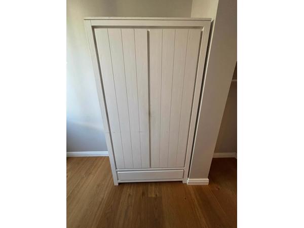 3 stevige witte houten kasten