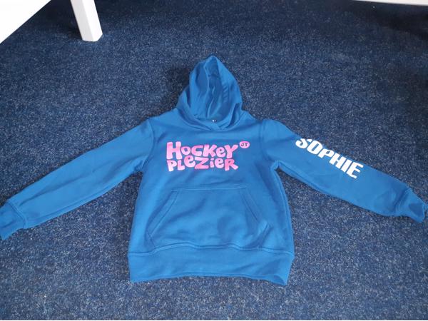 Hoodie hockeyplezier naam Sophie maat 116-122