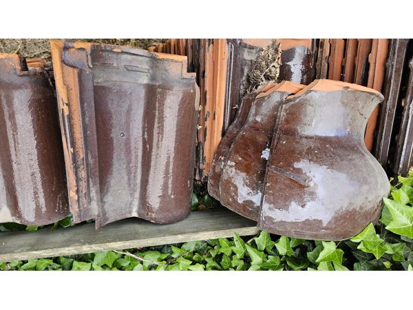 Ca. 350 geglazuurde dakpannen