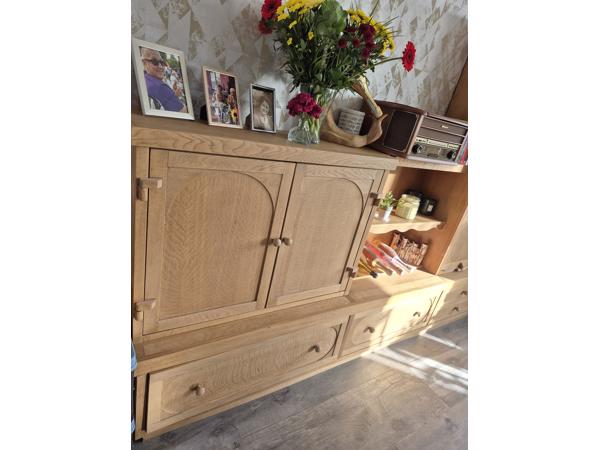 groot wandmeubel met veel bergruimte