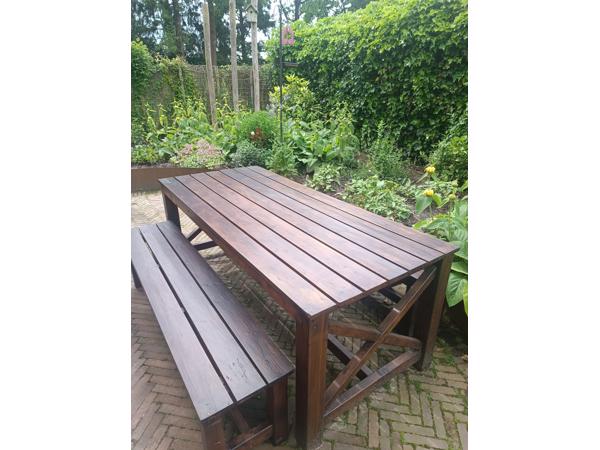 Robuuste houten picknick tafel