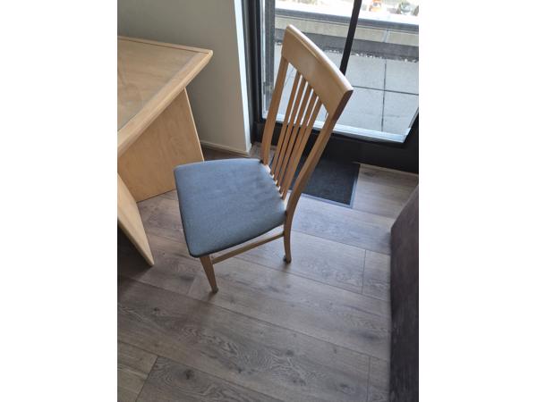 Gratis eettafel + 4 stoelen