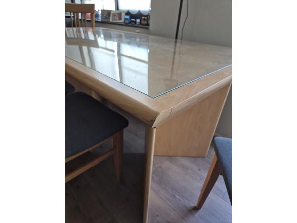 Gratis eettafel + 4 stoelen