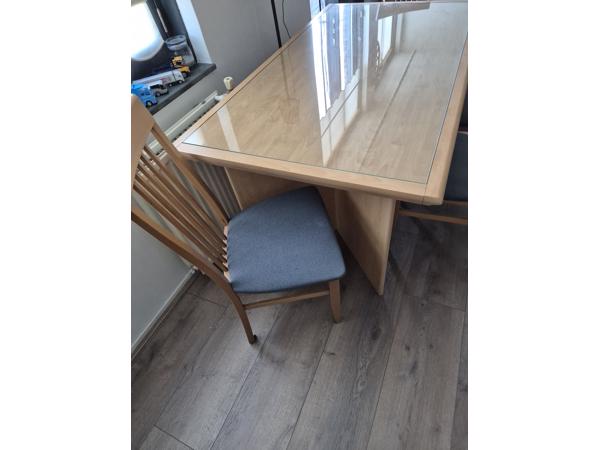 Gratis eettafel + 4 stoelen