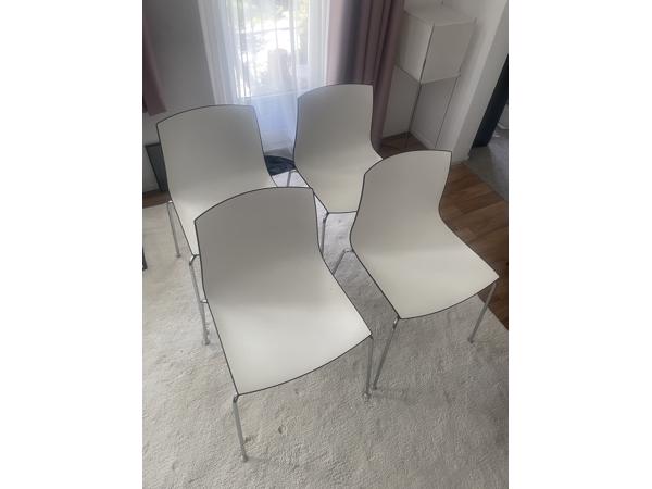Vier design eetkamerstoelen zwart-wit