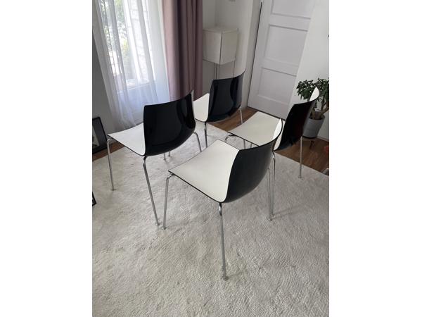 Vier design eetkamerstoelen zwart-wit