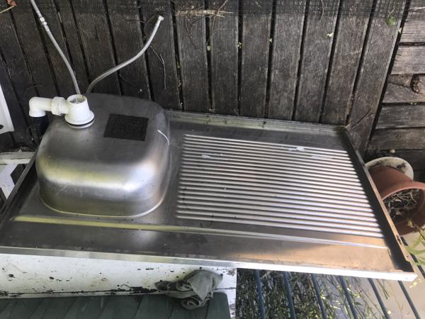 Aanrecht met wasbak en kraan