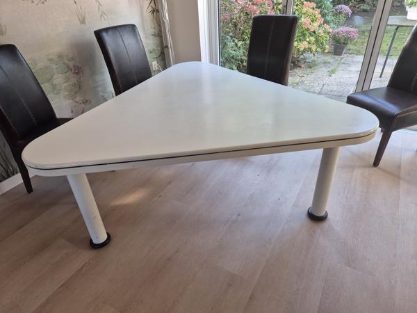 Eettafel driehoek voor 6 personen, stevig met kleine beschadigingen