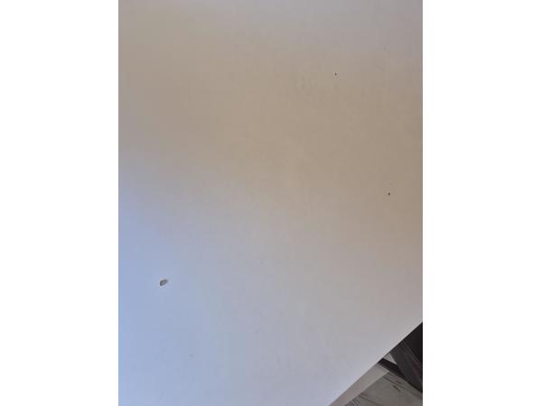 Eettafel driehoek voor 6 personen, stevig met kleine beschadigingen