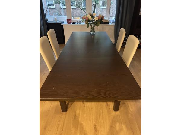 Bruine uitschuifbare eettafel van IKEA