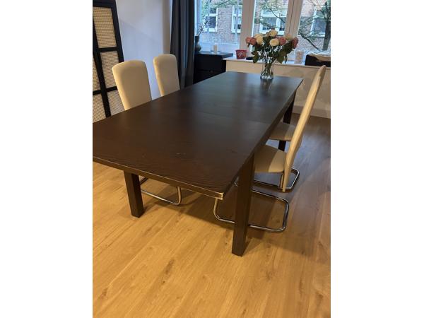 Bruine uitschuifbare eettafel van IKEA