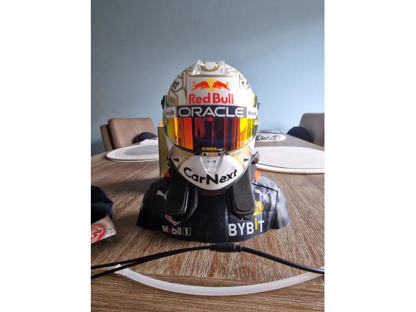 Buste en helm Max Verstappen