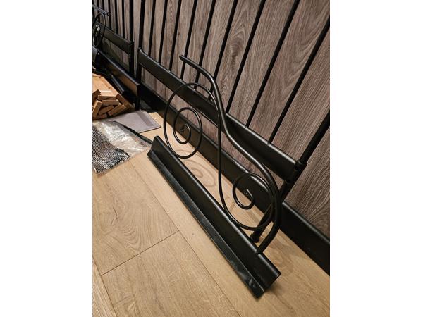 Eenpersoonsbed zwart