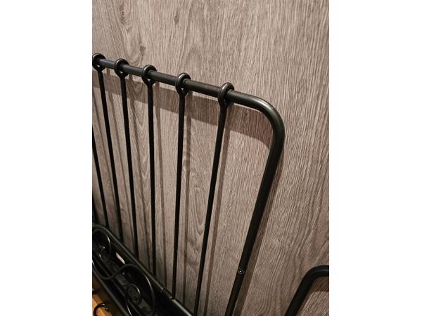 Eenpersoonsbed zwart