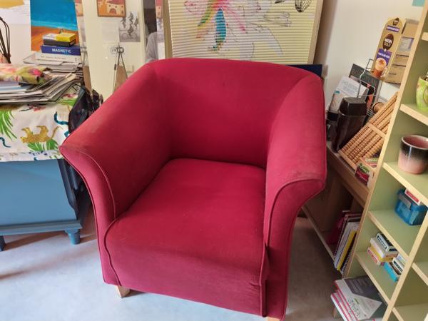 Bordeaurode kuip/cocktailstoel van fluwelige stof. Houten poten. Zit heerlijk.