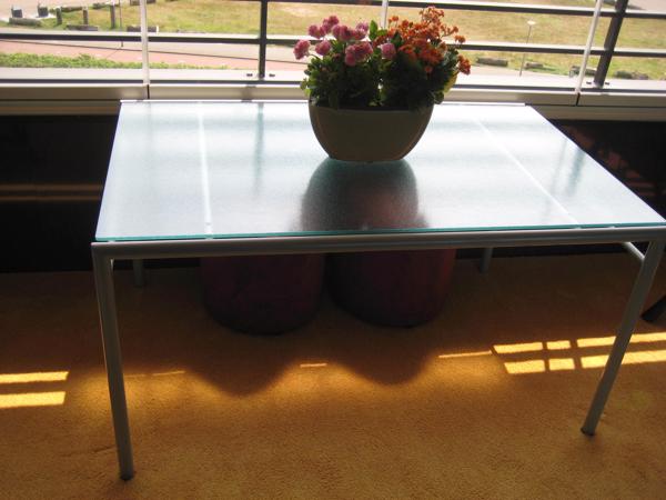 Mooie (tuin) tafel met aluminium frame en glazen blad