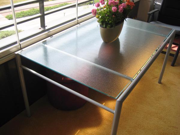Mooie (tuin) tafel met aluminium frame en glazen blad