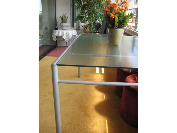 Mooie (tuin) tafel met aluminium frame en glazen blad