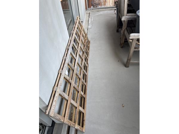 Tuinmeubilair (teak stoelen, potten en klimrekken)