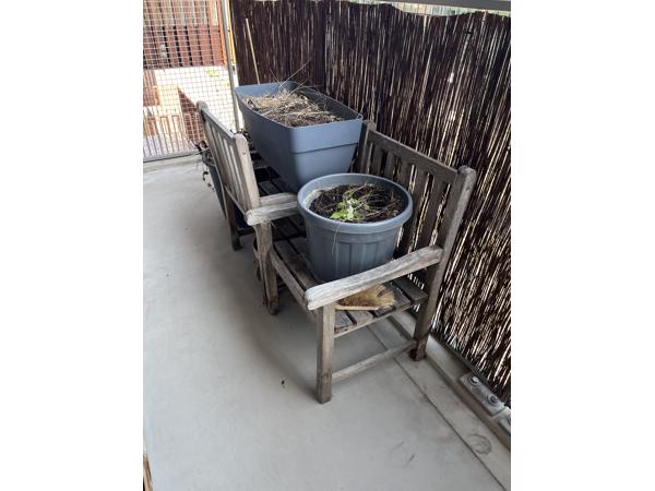 Tuinmeubilair (teak stoelen, potten en klimrekken)