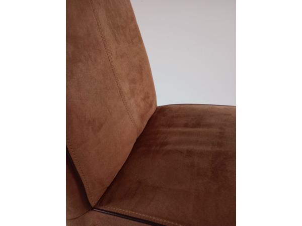 2 bruine suede-look eetkamer stoelen met wielen and greep