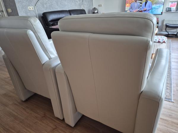 2 licht leder fauteuils