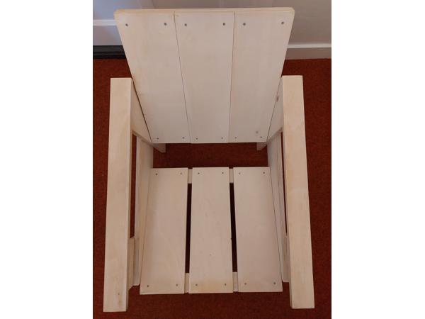Twee kratstoelen met tafeltje