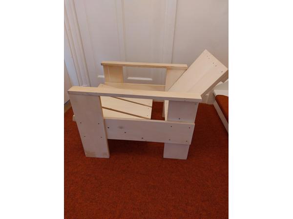 Twee kratstoelen met tafeltje