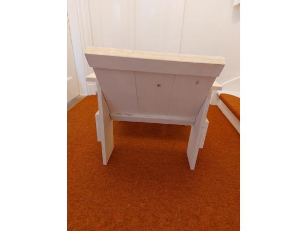 Twee kratstoelen met tafeltje