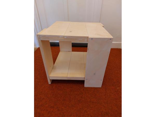 Twee kratstoelen met tafeltje