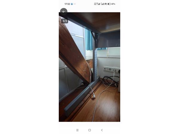 Bureau van Ikea met computersteun