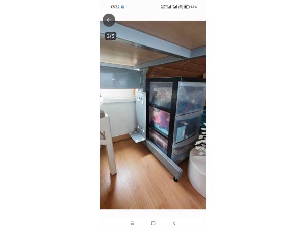 Bureau van Ikea met computersteun