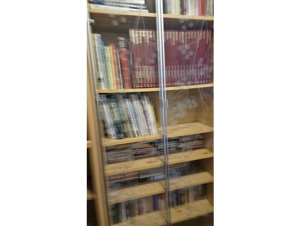 Mooie grote kast met prachtige deurtjes