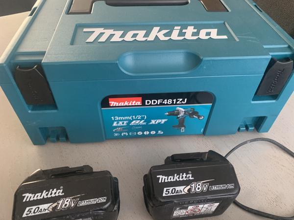 2x makita accu 5ah. 1x makita accu 4ah. 1x makita acculader.