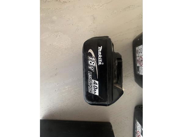 2x makita accu 5ah. 1x makita accu 4ah. 1x makita acculader.