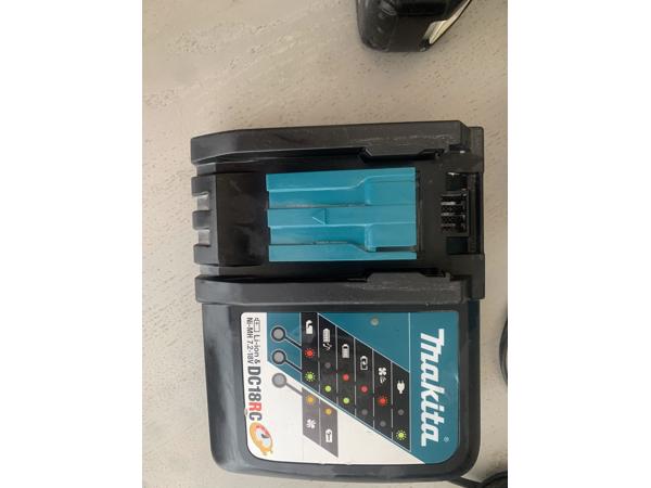 2x makita accu 5ah. 1x makita accu 4ah. 1x makita acculader.
