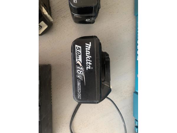 2x makita accu 5ah. 1x makita accu 4ah. 1x makita acculader.